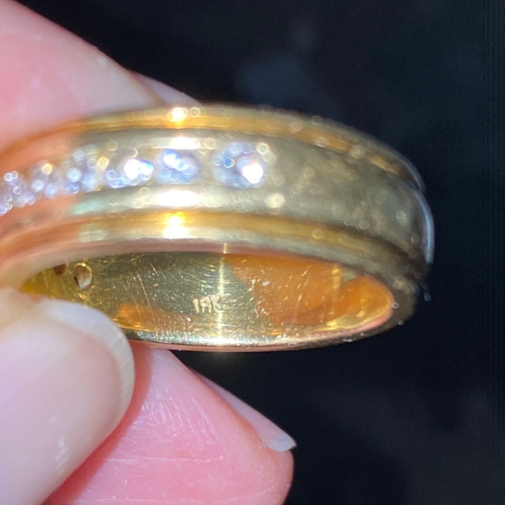 18 kt Gold and Diamond Band - Picture 5 of 7